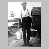 080-0043 Ewald Birkhahn aus Pregelswalde auf dem Weg vom Bauern Albert Lohrenz zu seinem Wohnhaus.jpg